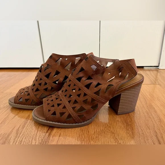 Soda-Brown Laser Cut Geometric Sandal Heels. size 10. - Picture 2 of 9